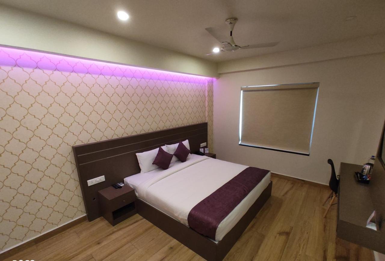 Hotel Lavender Infopark Kochi Extérieur photo